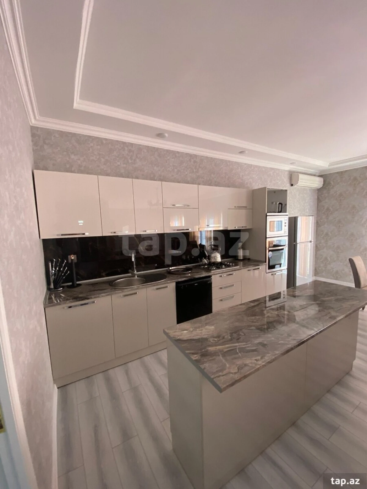Satılır 5 otaqlı həyət evi 250 m²