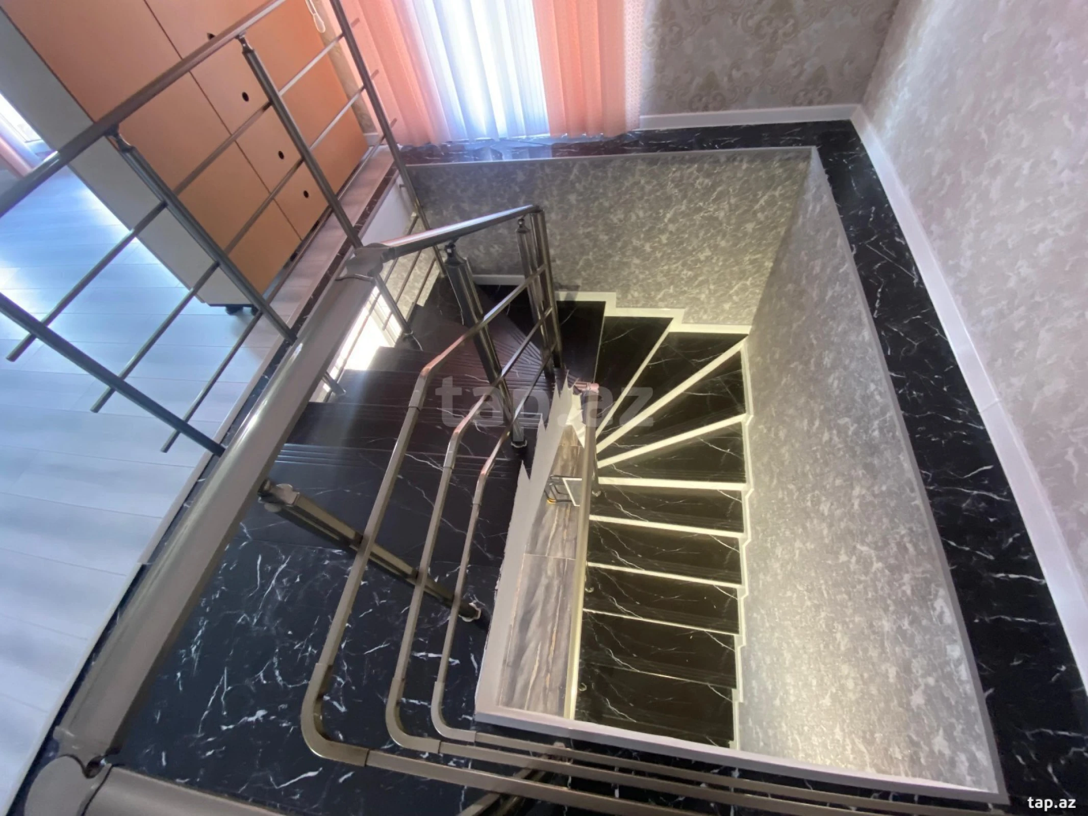 Satılır 5 otaqlı həyət evi 250 m²