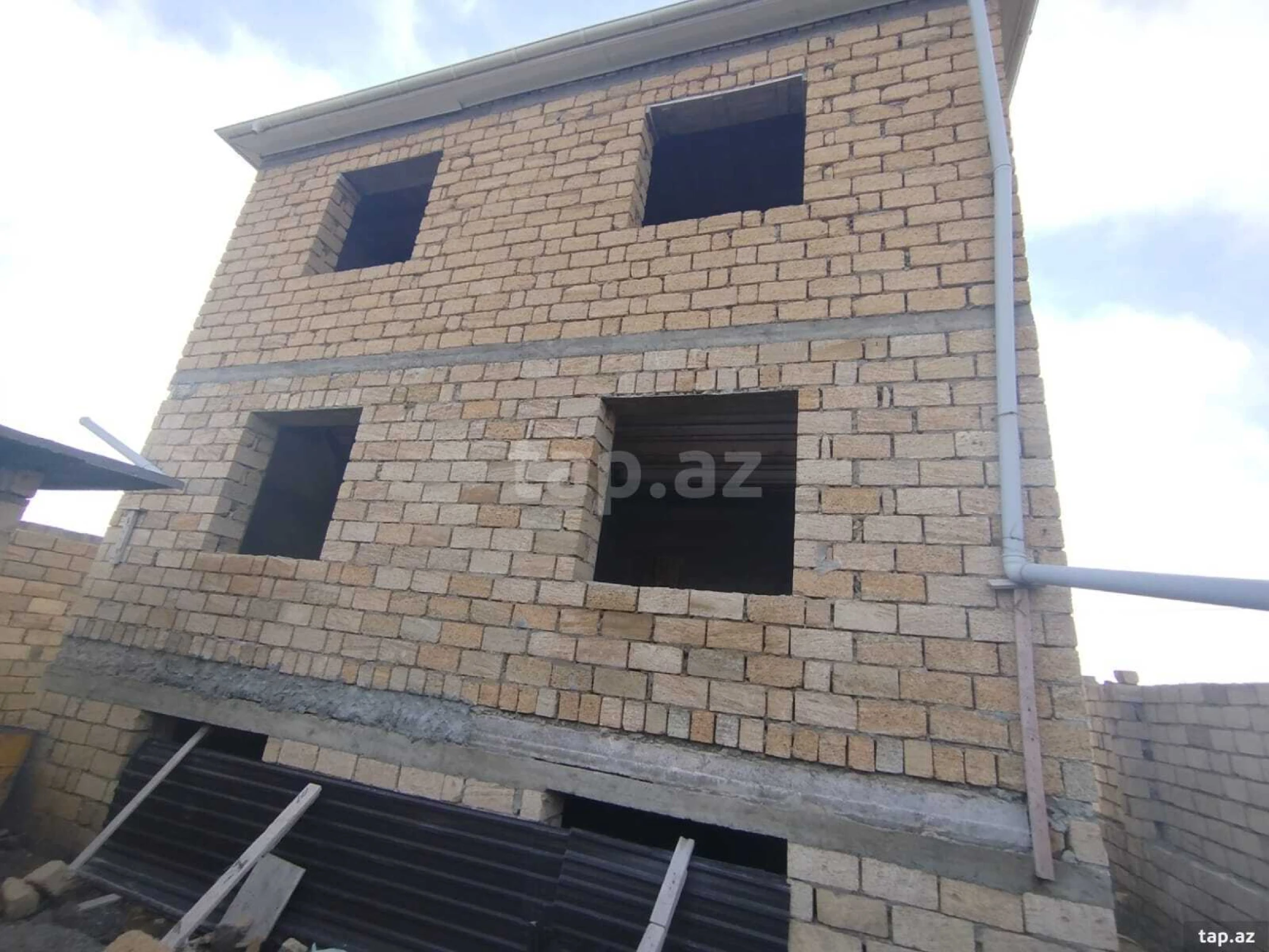 Satılır 5 otaqlı həyət evi