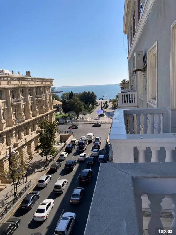 Kirayə verilir 3 otaqlı yeni tikili 130 m²