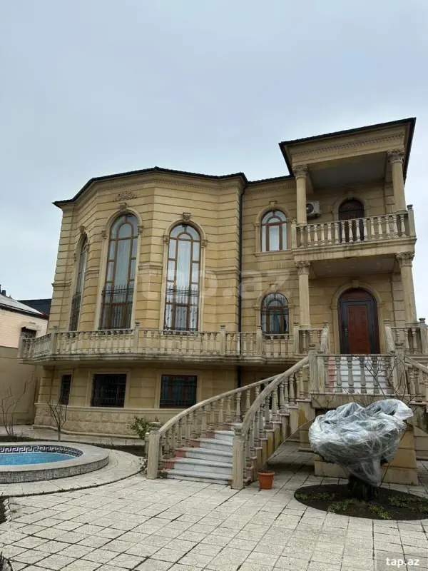 Satılır 10 otaqlı həyət evi 500 m²