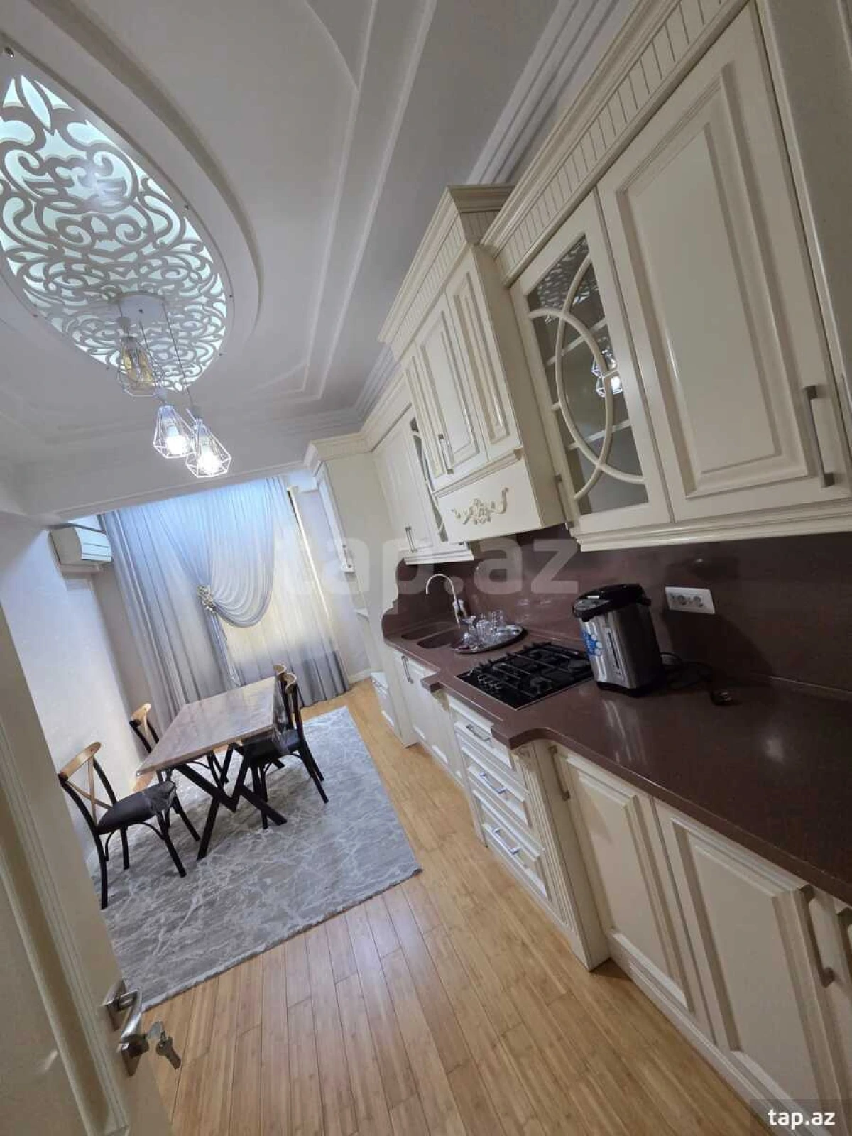 Kirayə verilir 3 otaqlı yeni tikili 150 m²