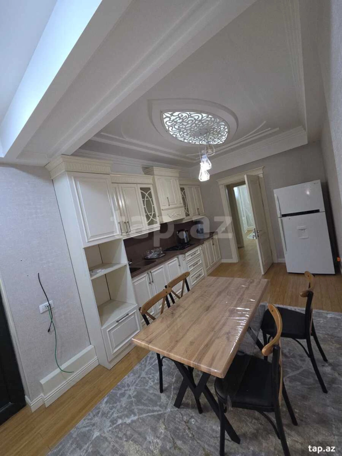 Kirayə verilir 3 otaqlı yeni tikili 150 m²