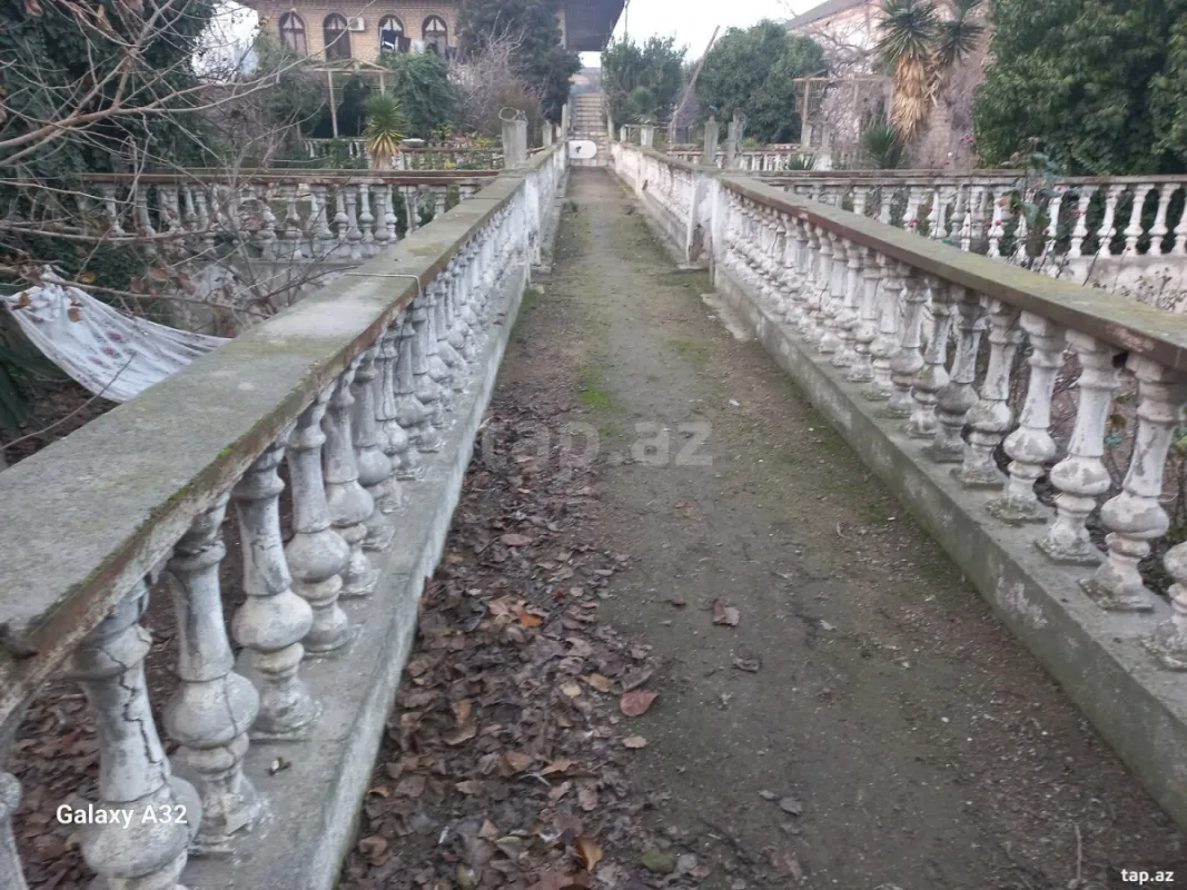 Satılır 14 otaqlı həyət evi