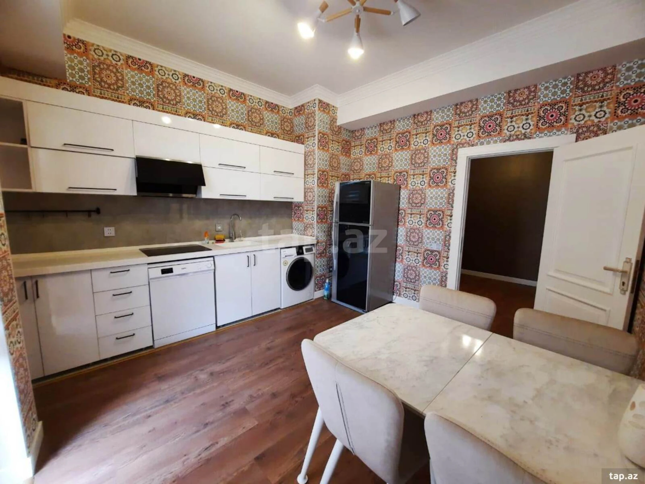 Kirayə verilir 4 otaqlı yeni tikili 160 m²