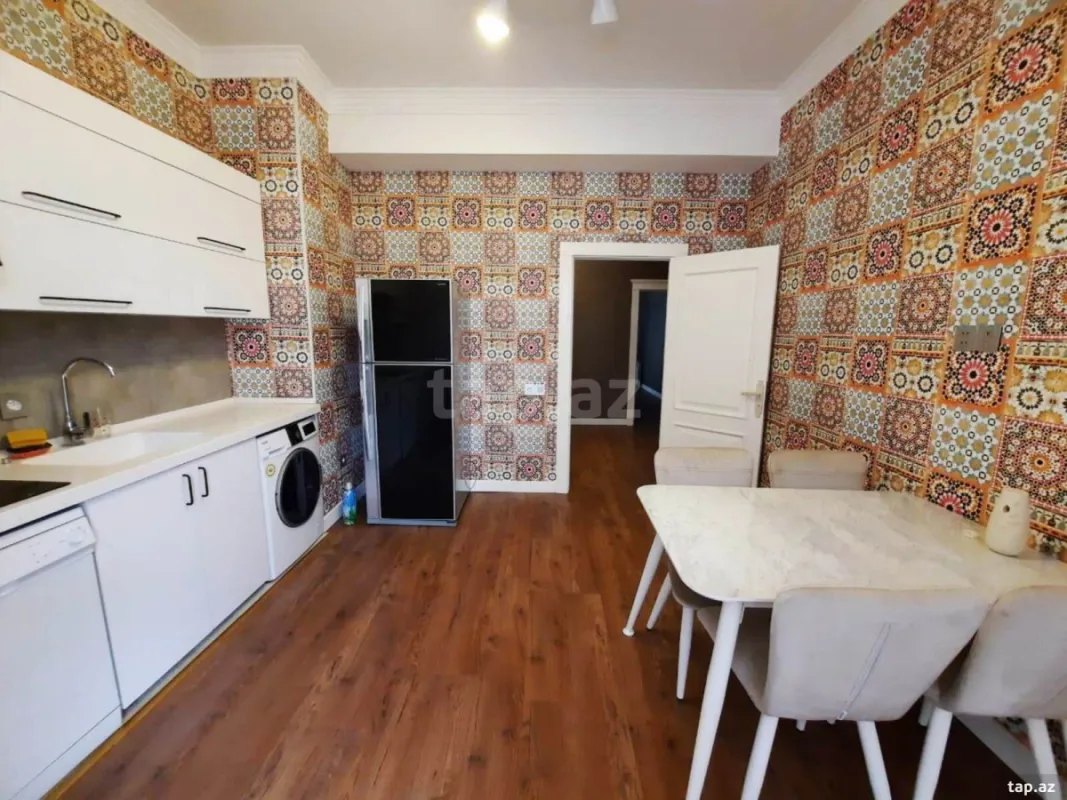 Kirayə verilir 4 otaqlı yeni tikili 160 m²