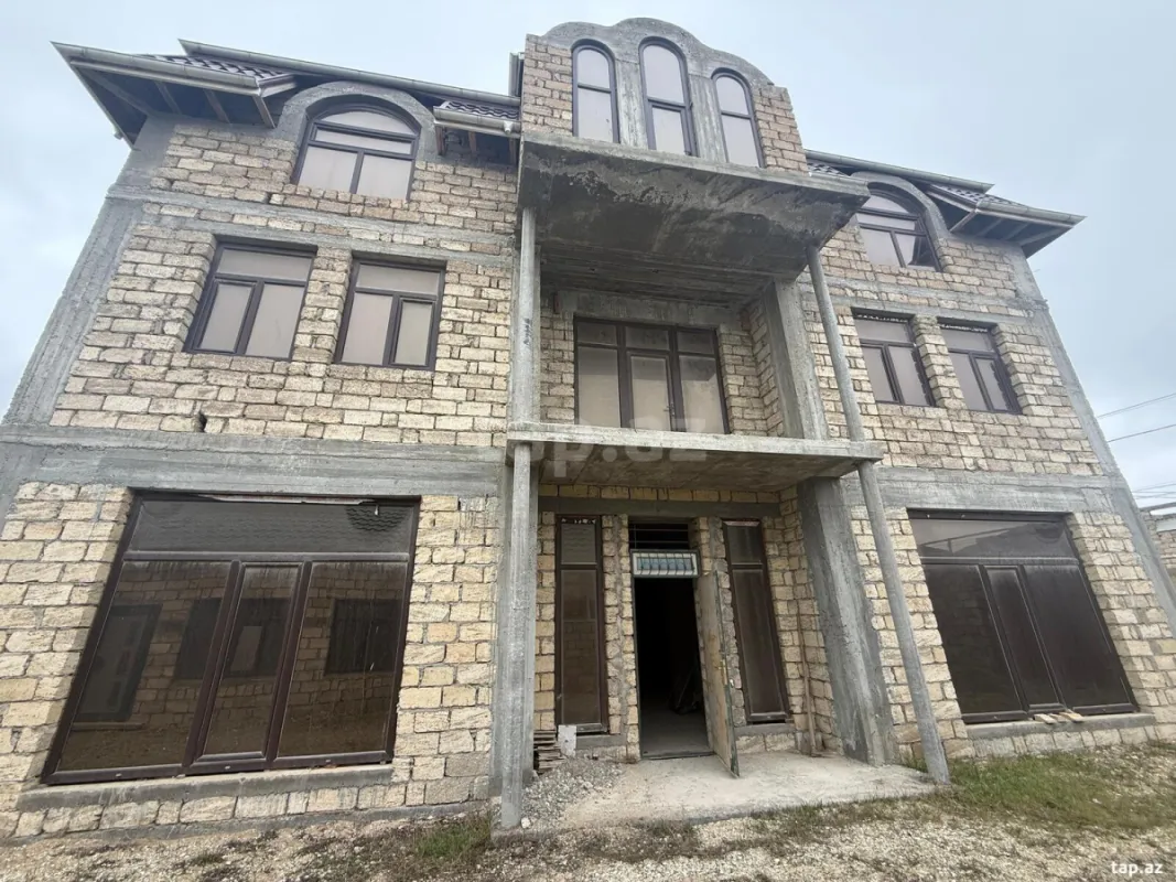 Satılır 11 otaqlı həyət evi