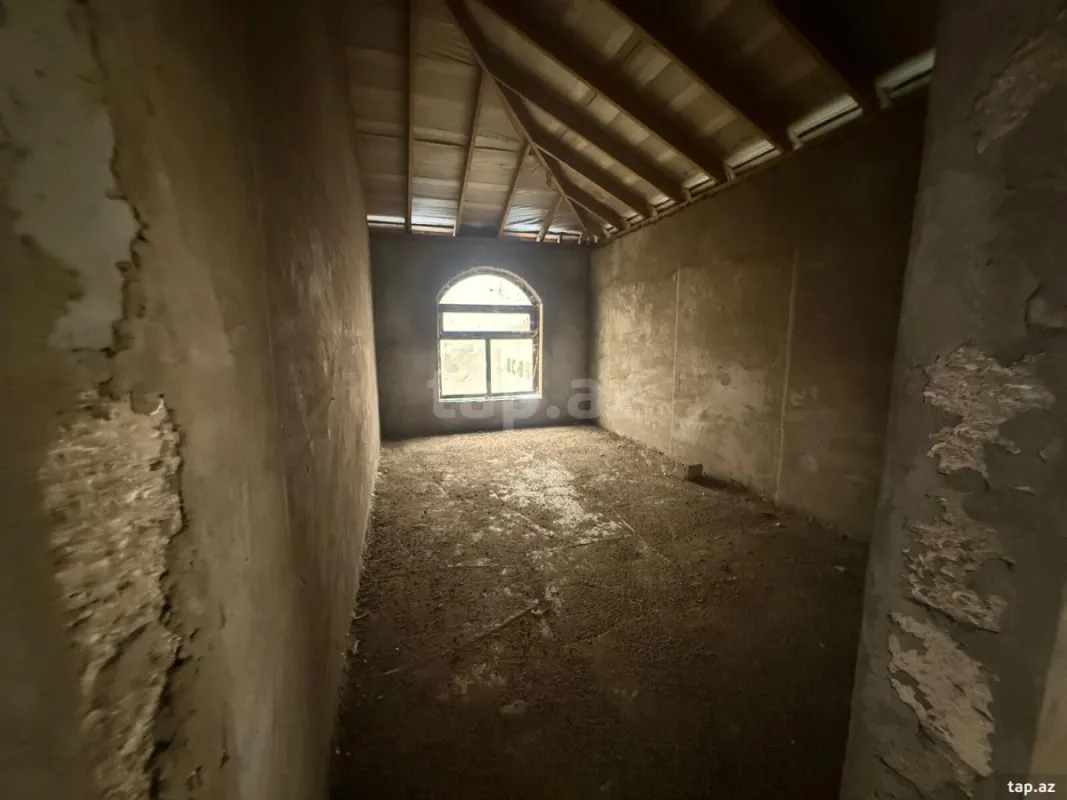 Satılır 11 otaqlı həyət evi