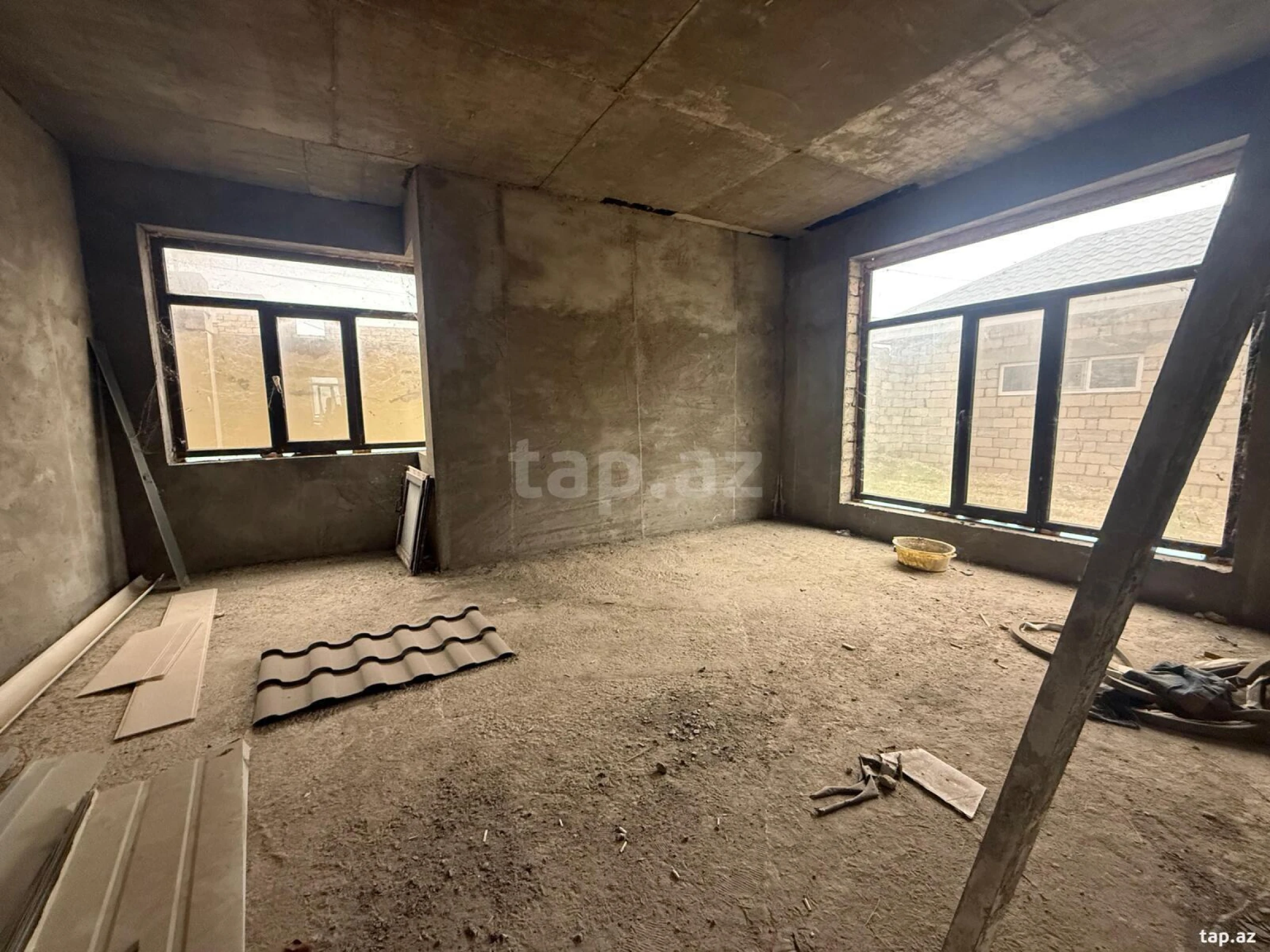 Satılır 11 otaqlı həyət evi