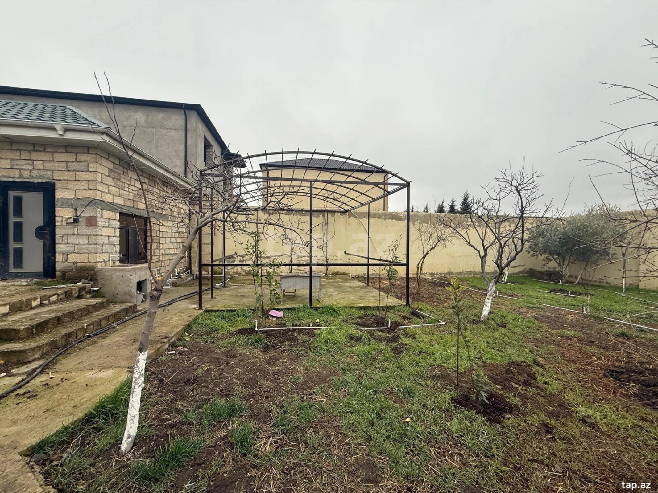 Satılır 11 otaqlı həyət evi