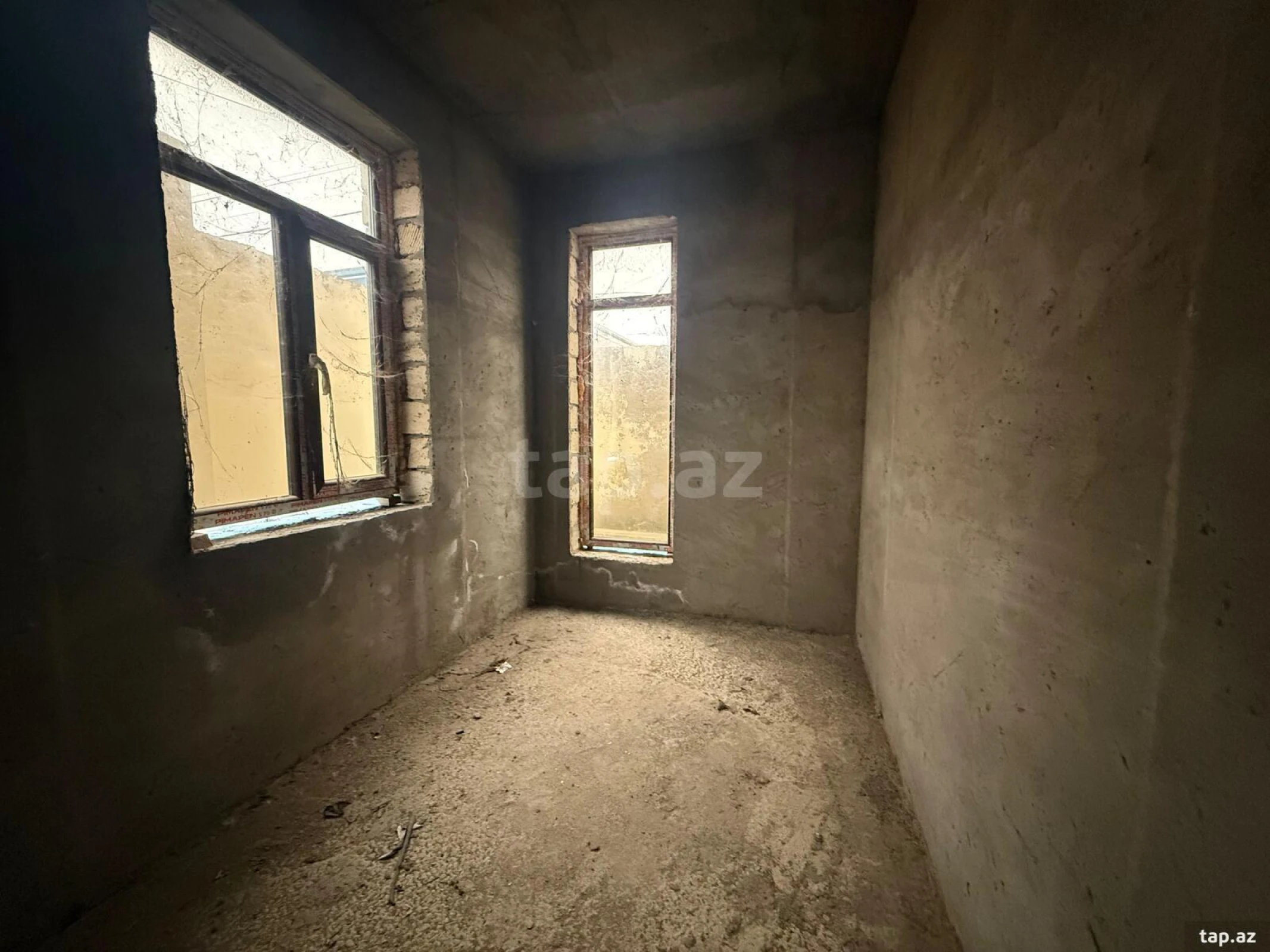 Satılır 11 otaqlı həyət evi