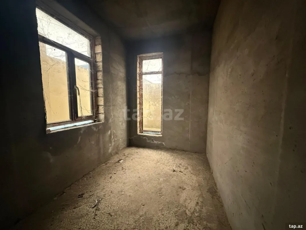 Satılır 11 otaqlı həyət evi