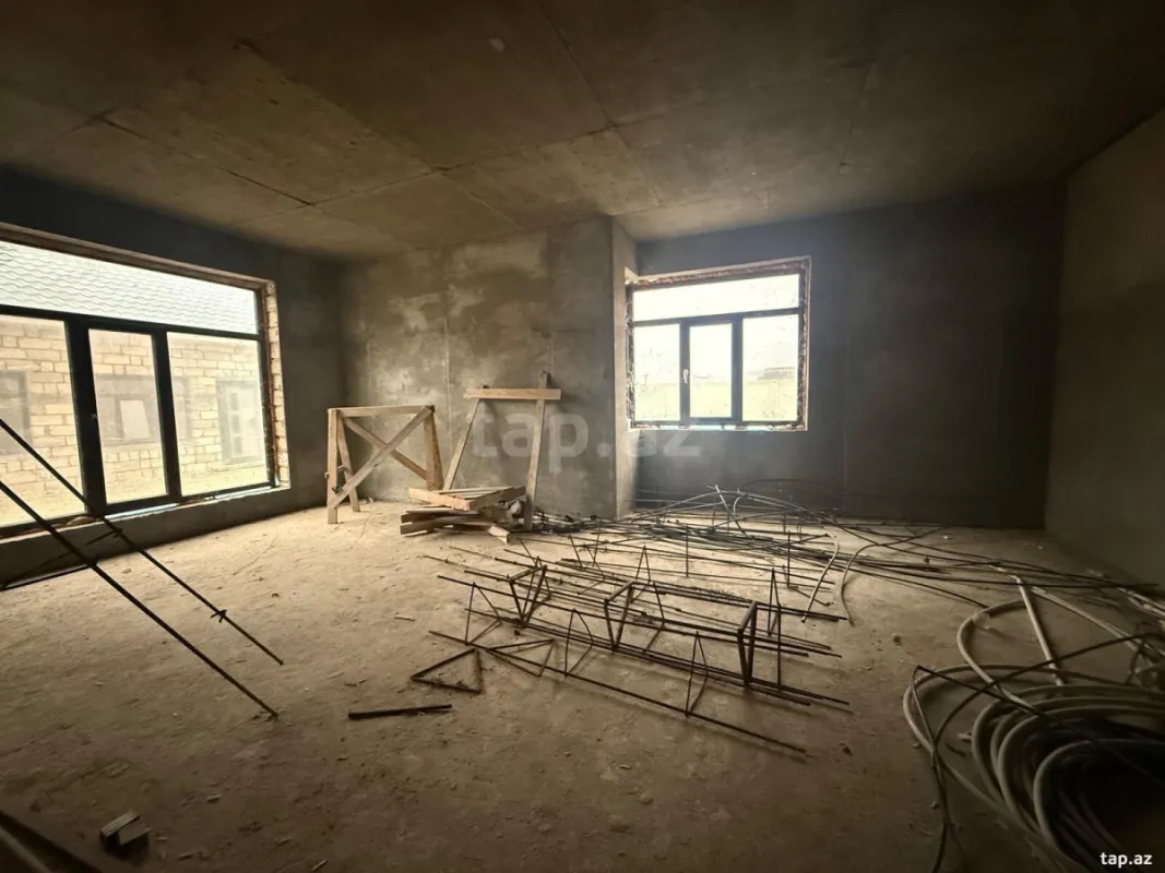 Satılır 11 otaqlı həyət evi