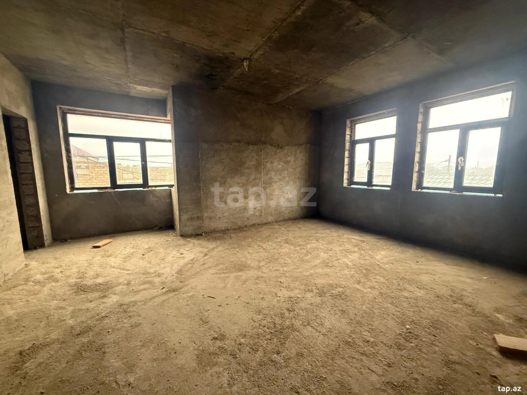 Satılır 11 otaqlı həyət evi