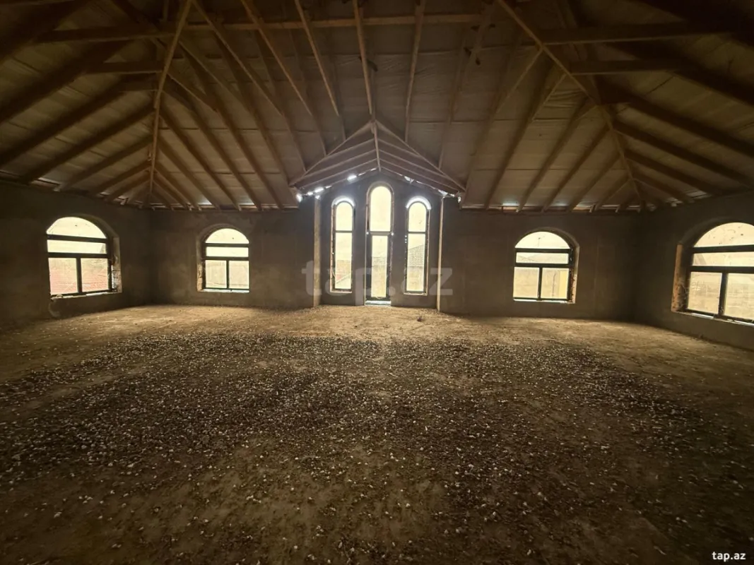 Satılır 11 otaqlı həyət evi