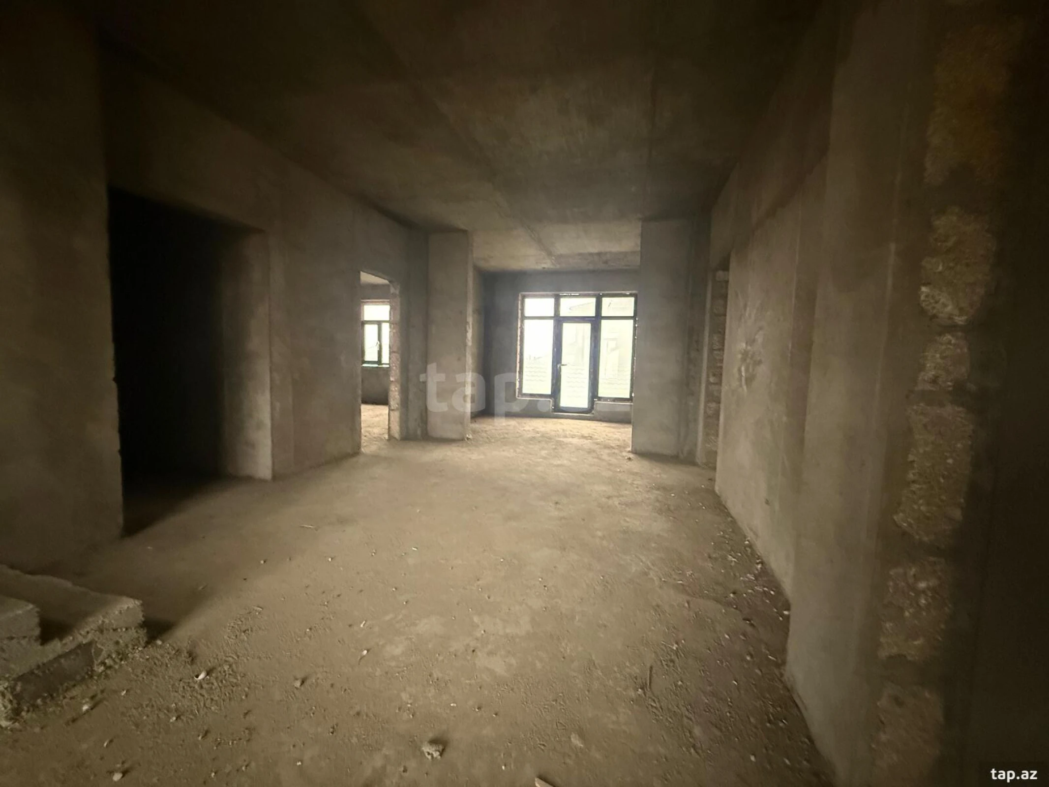 Satılır 11 otaqlı həyət evi