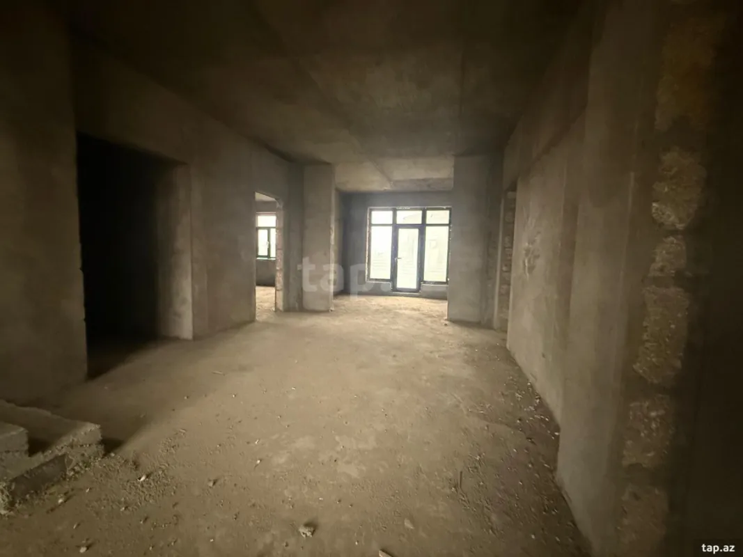 Satılır 11 otaqlı həyət evi