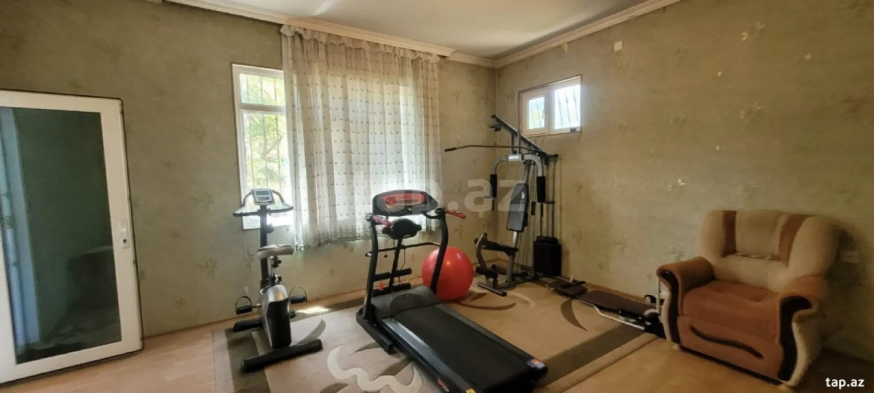 Satılır 8 otaqlı həyət evi