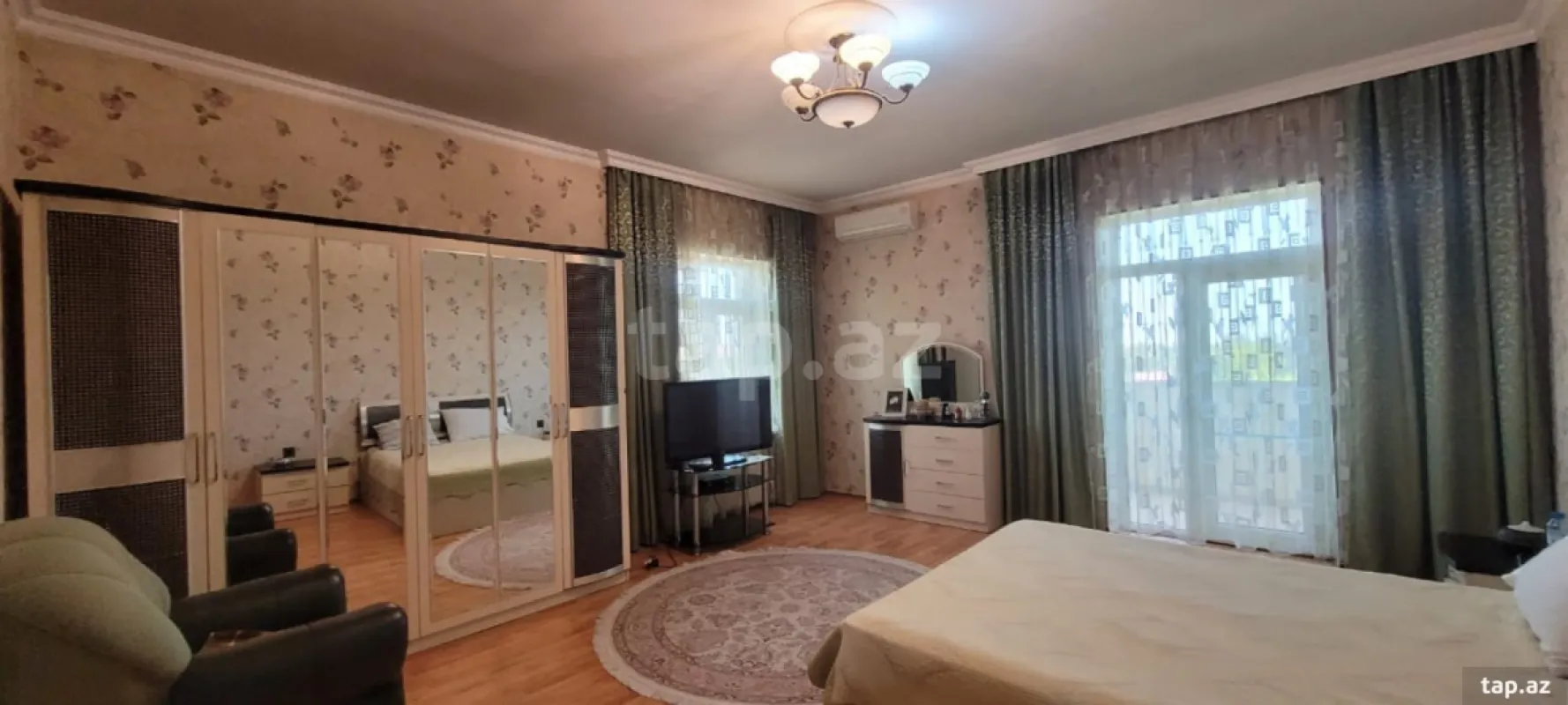 Satılır 8 otaqlı həyət evi