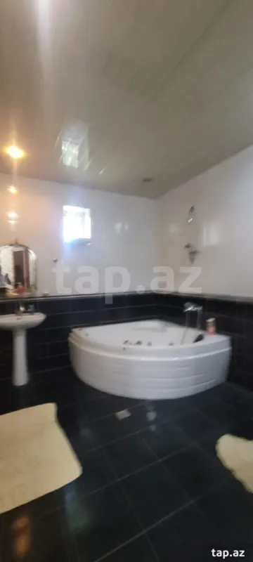 Satılır 8 otaqlı həyət evi