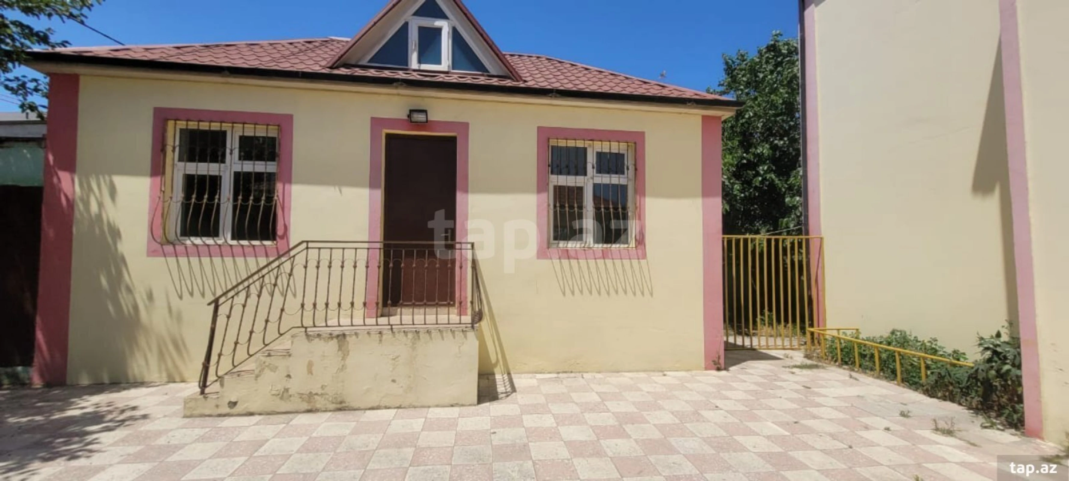 Satılır 8 otaqlı həyət evi