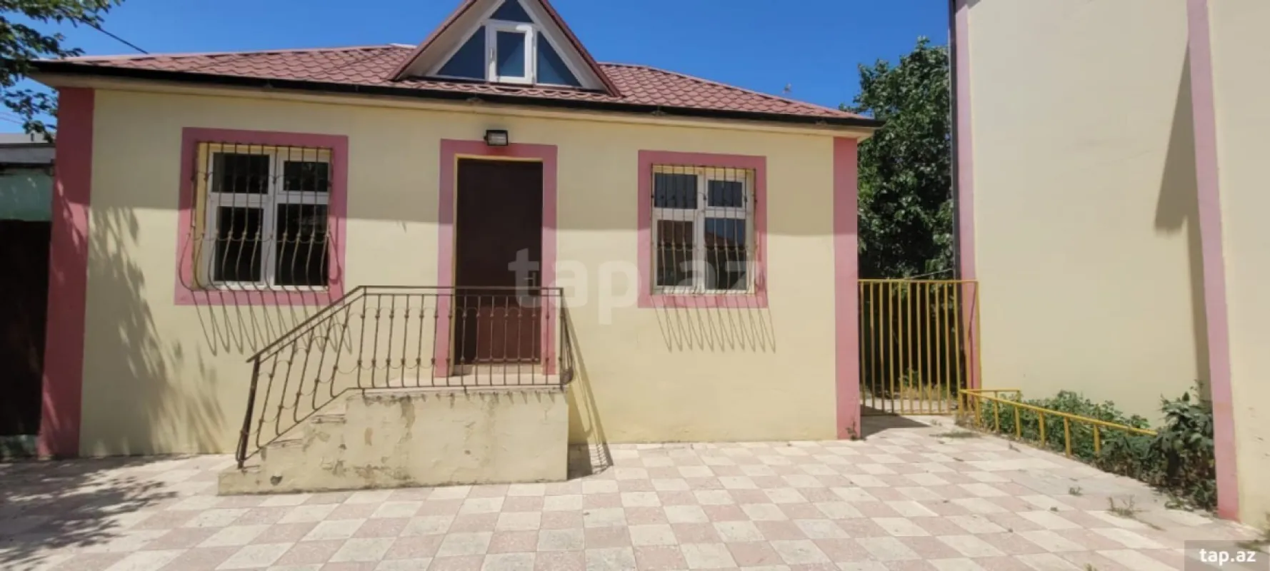 Satılır 8 otaqlı həyət evi