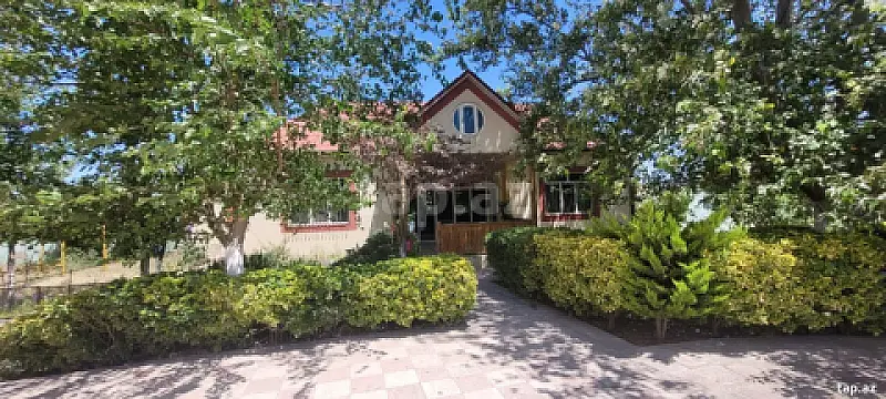 Satılır 8 otaqlı həyət evi