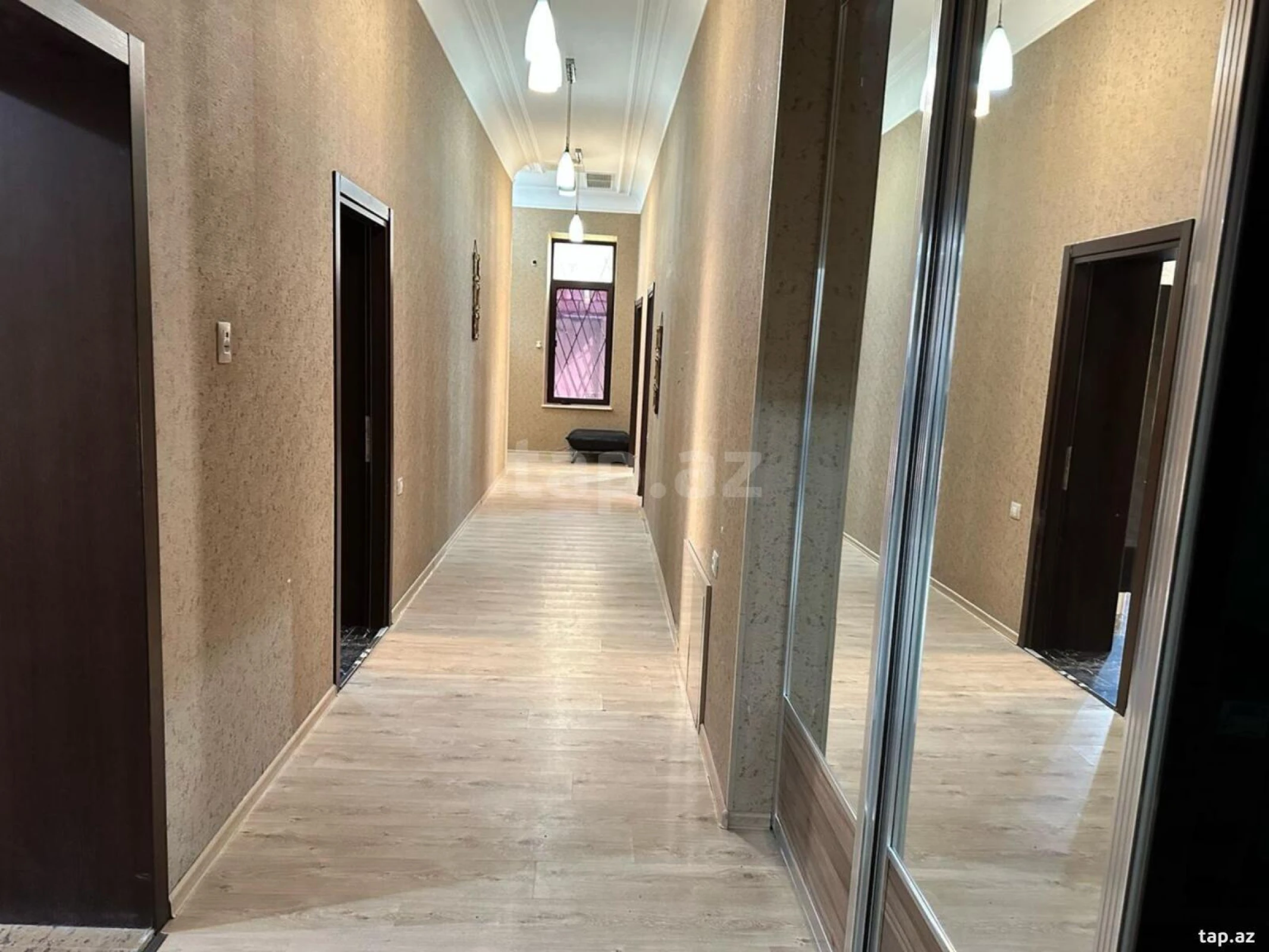 Satılır 5 otaqlı həyət evi 300 m²
