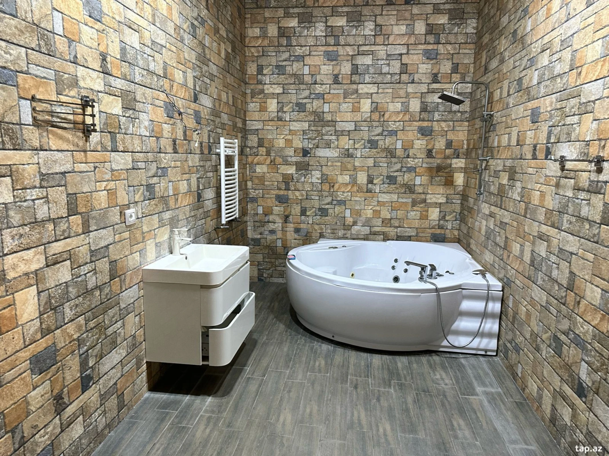 Satılır 5 otaqlı həyət evi 300 m²