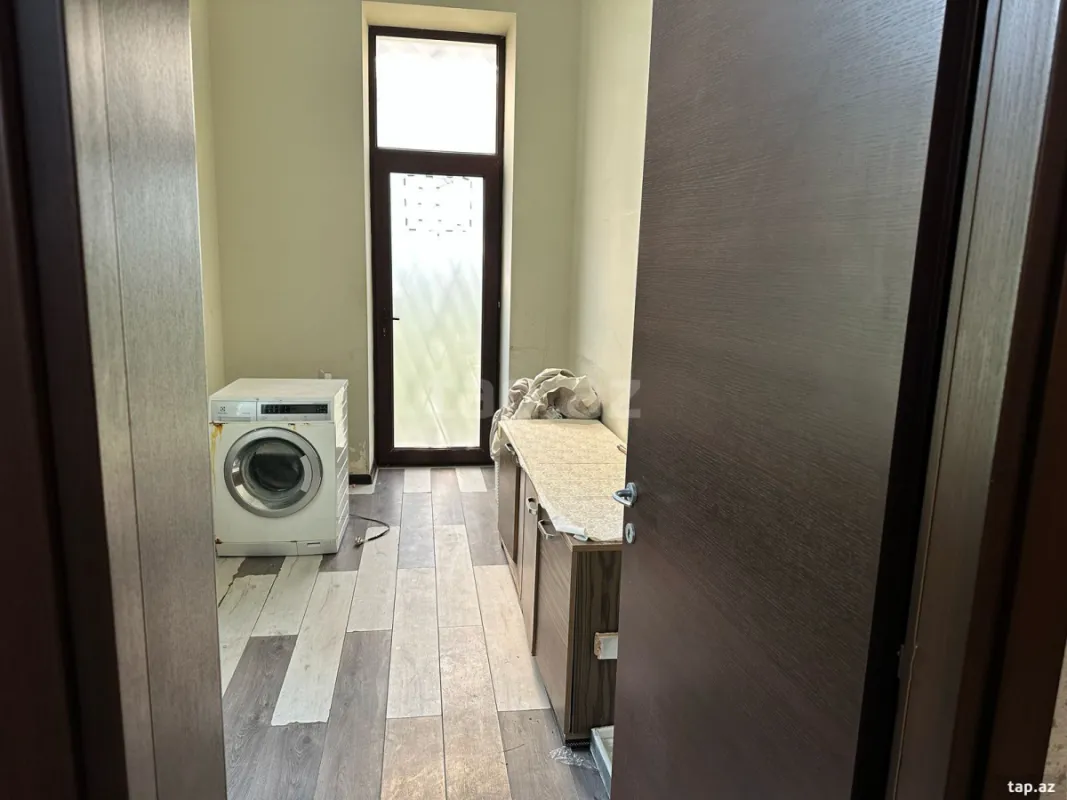 Satılır 5 otaqlı həyət evi 300 m²