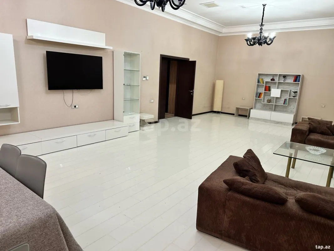 Satılır 5 otaqlı həyət evi 300 m²