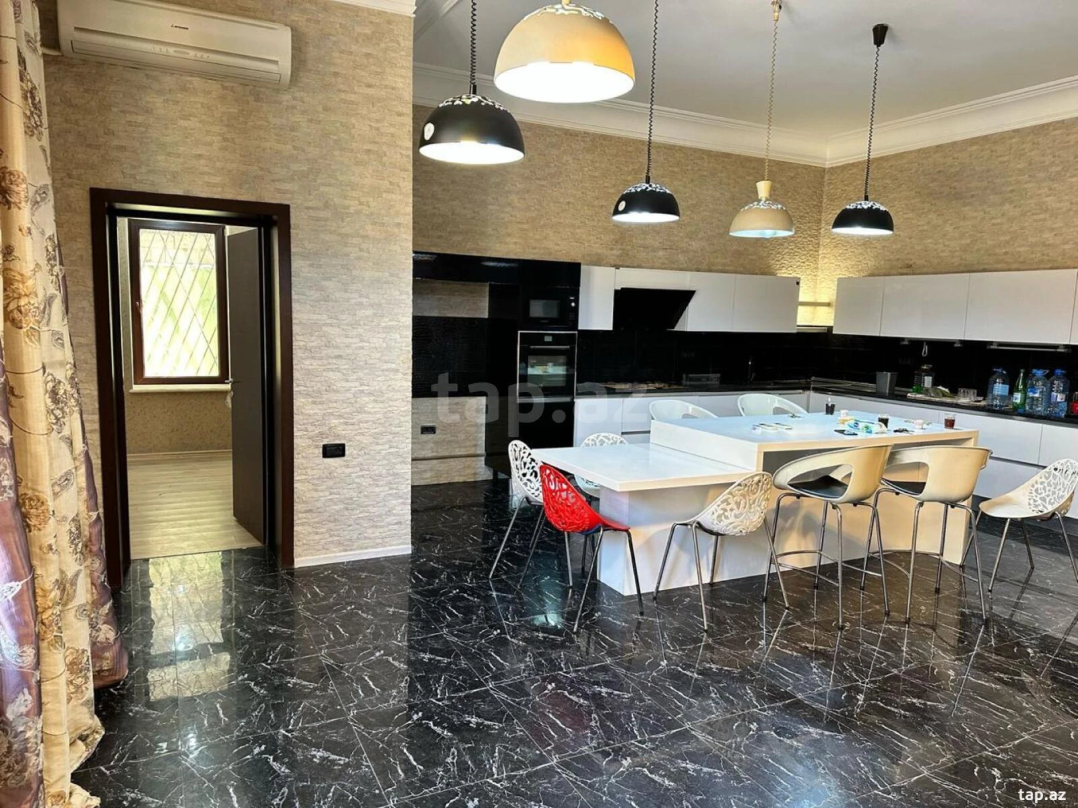 Satılır 5 otaqlı həyət evi 300 m²