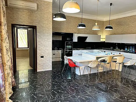 Satılır 5 otaqlı həyət evi 300 m²