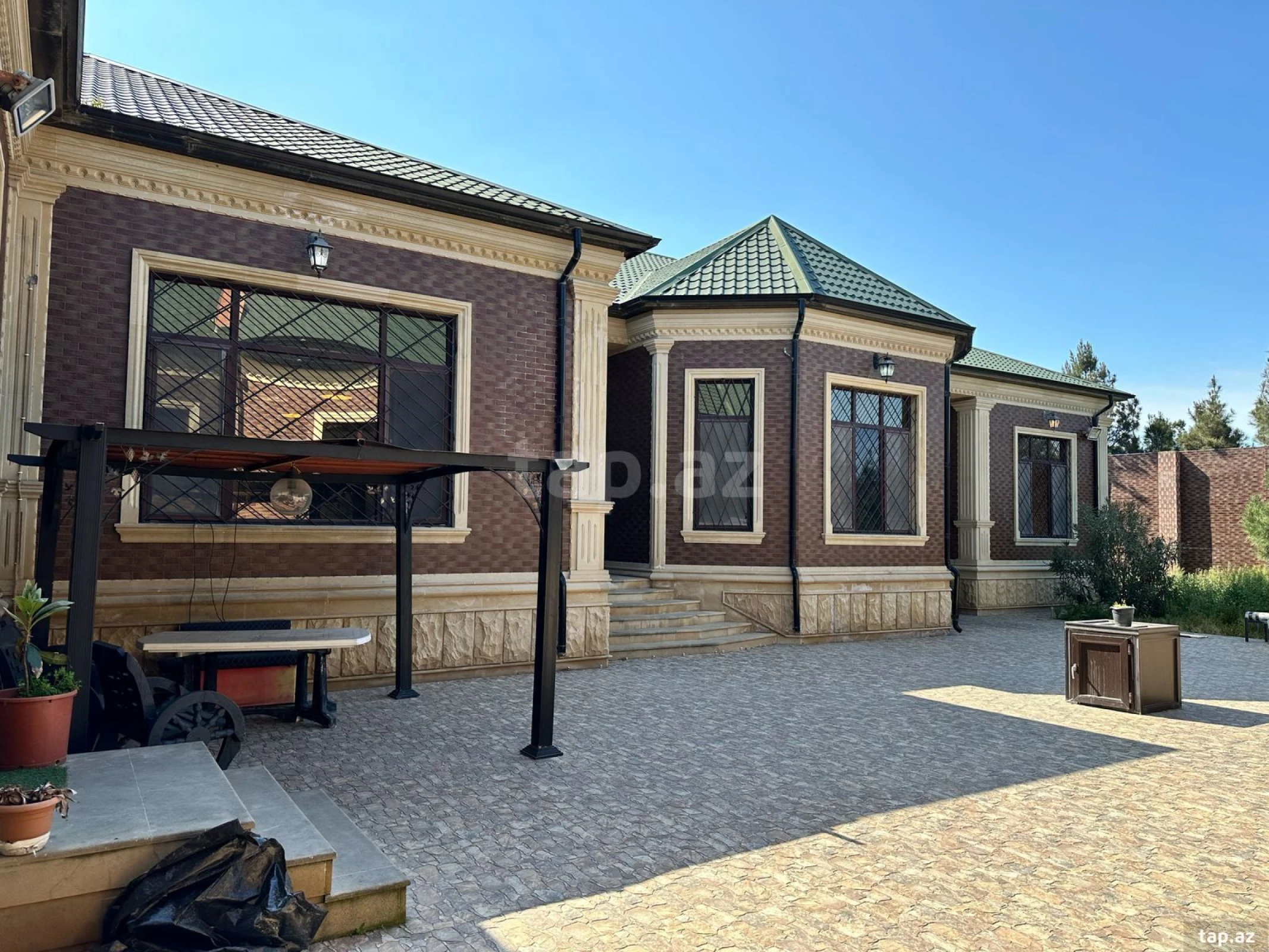 Satılır 5 otaqlı həyət evi 300 m²