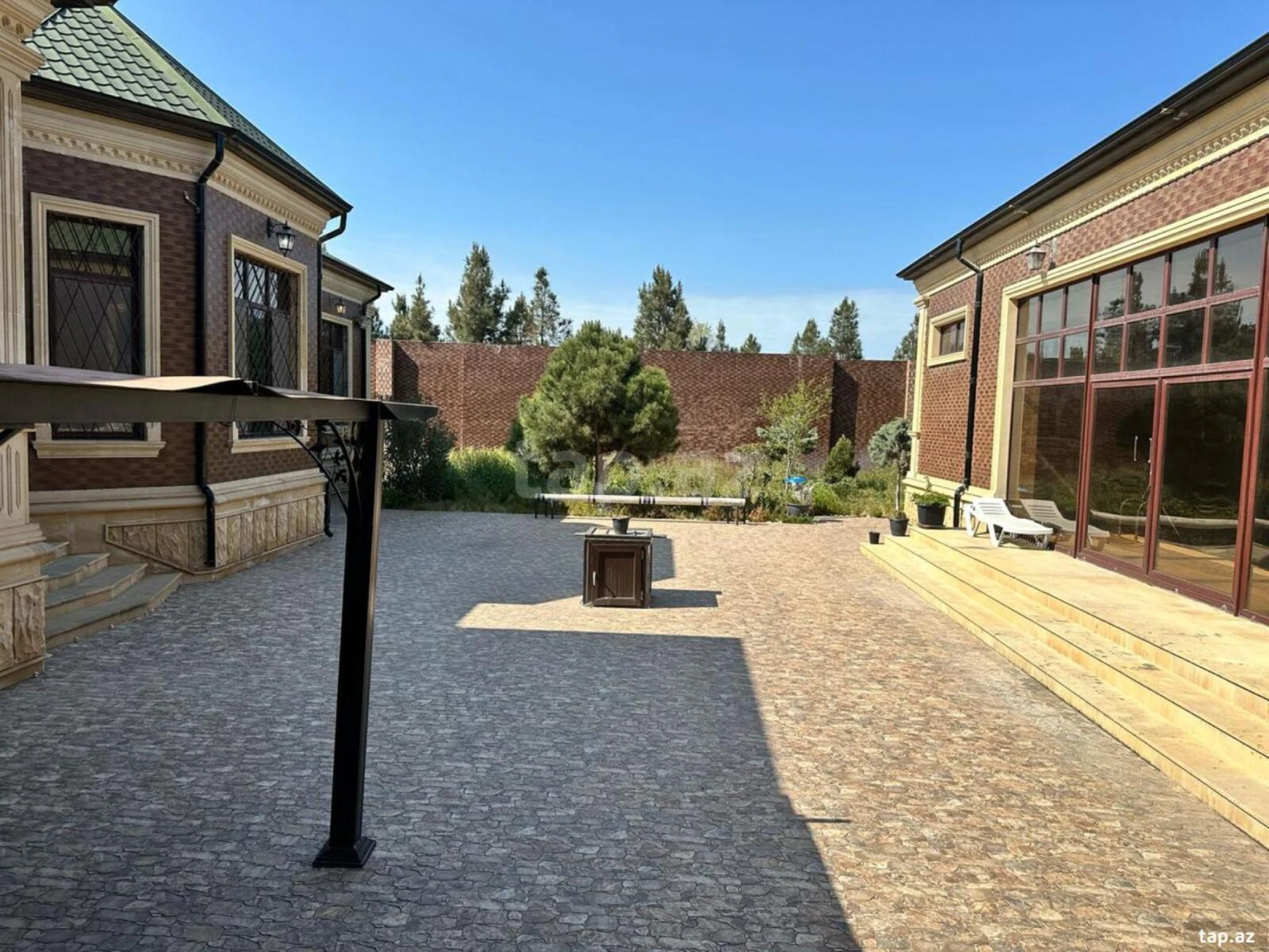 Satılır 5 otaqlı həyət evi 300 m²