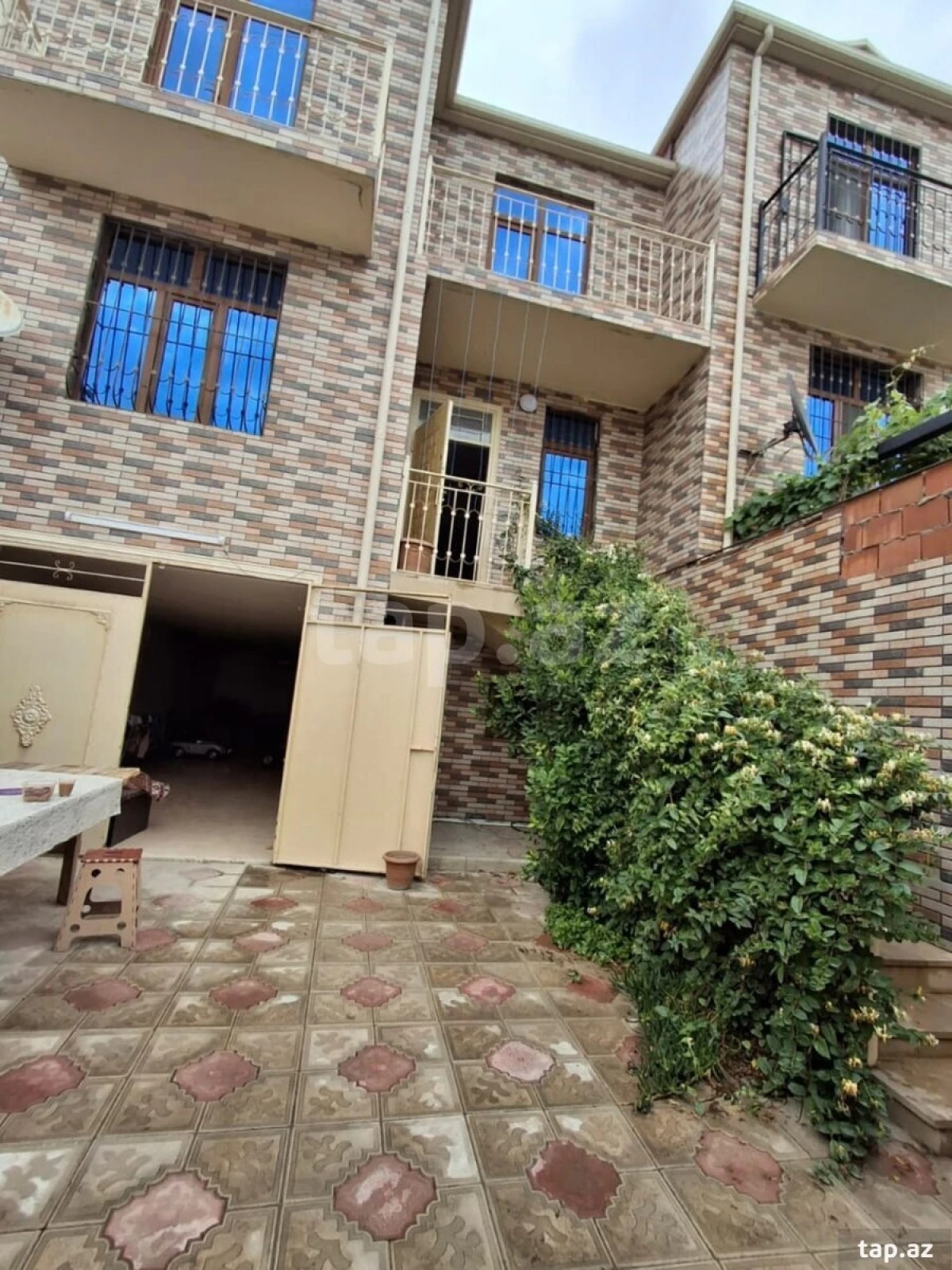 Satılır 8 otaqlı həyət evi