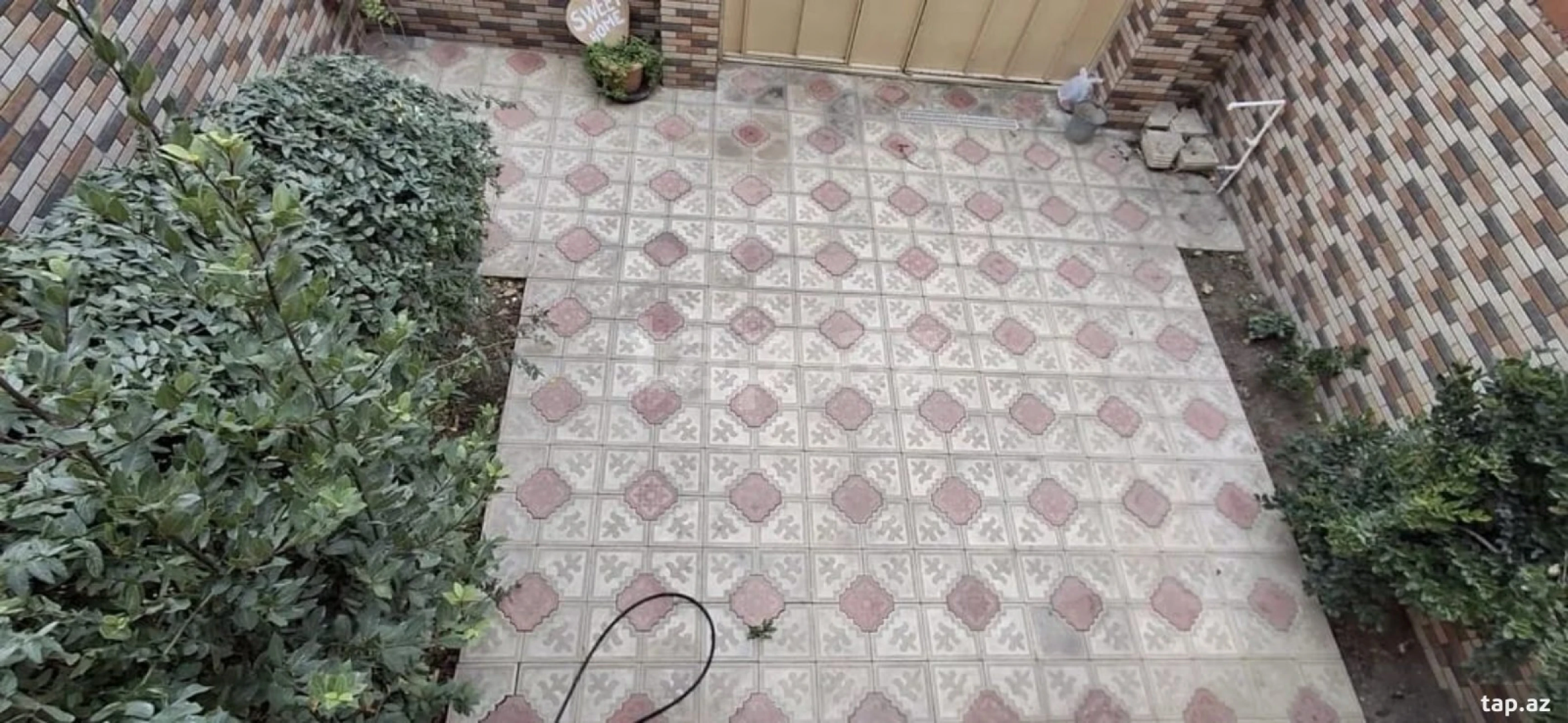 Satılır 8 otaqlı həyət evi