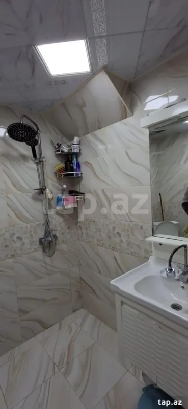 Satılır 8 otaqlı həyət evi