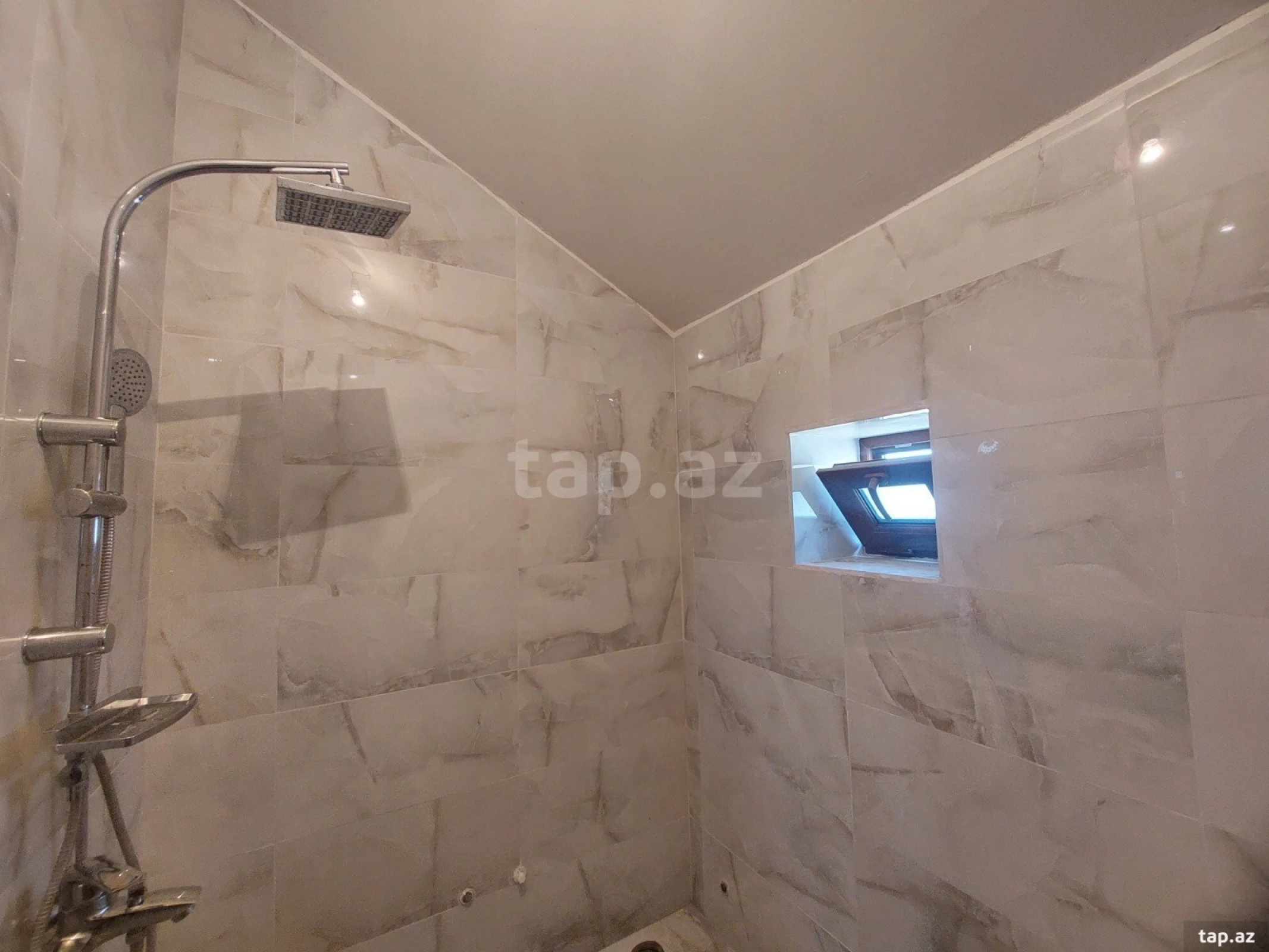 Satılır 5 otaqlı həyət evi 180 m²