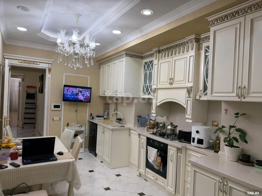 Satılır 4 otaqlı yeni tikili 180 m²