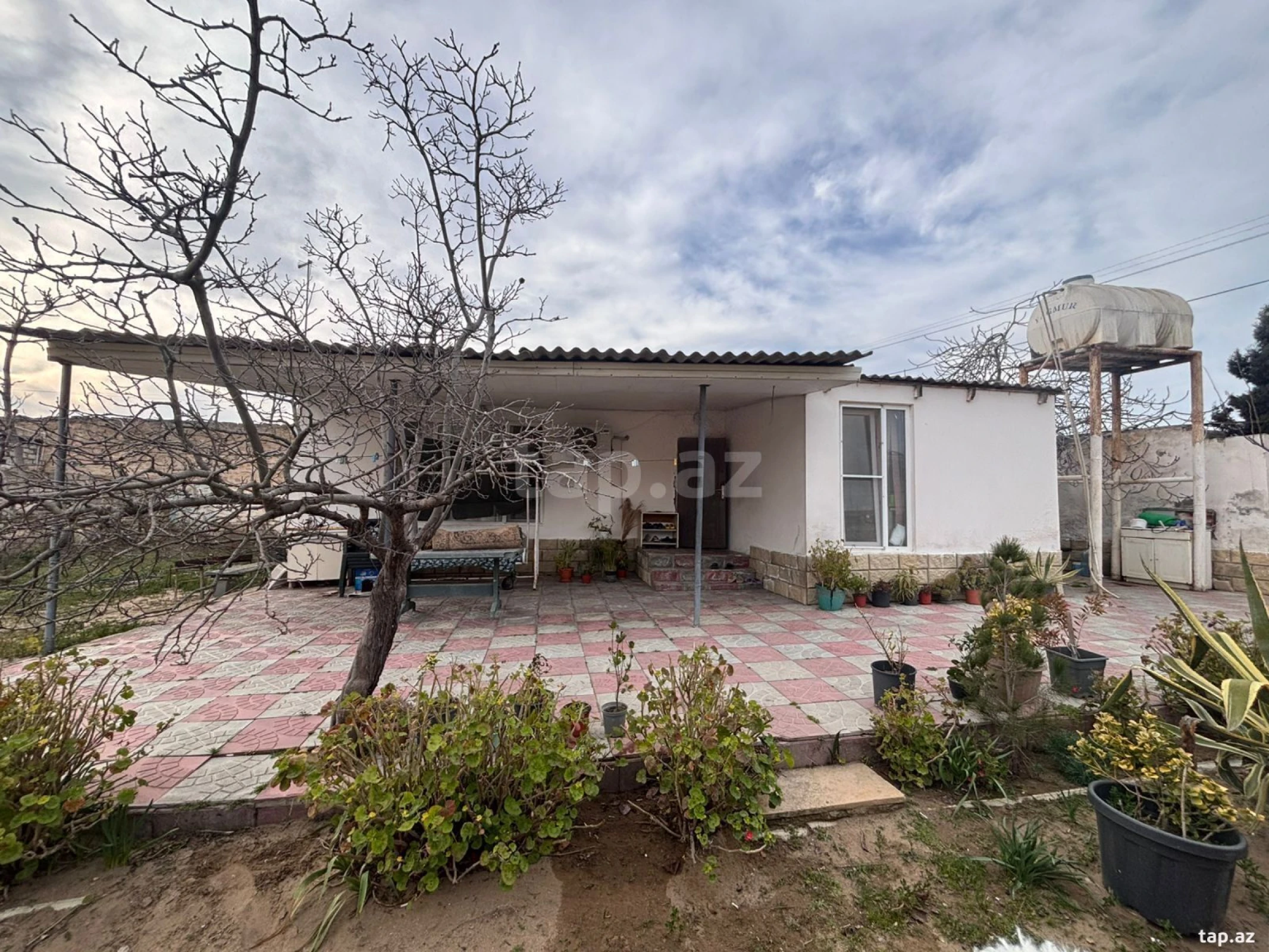 Satılır 4 otaqlı həyət evi