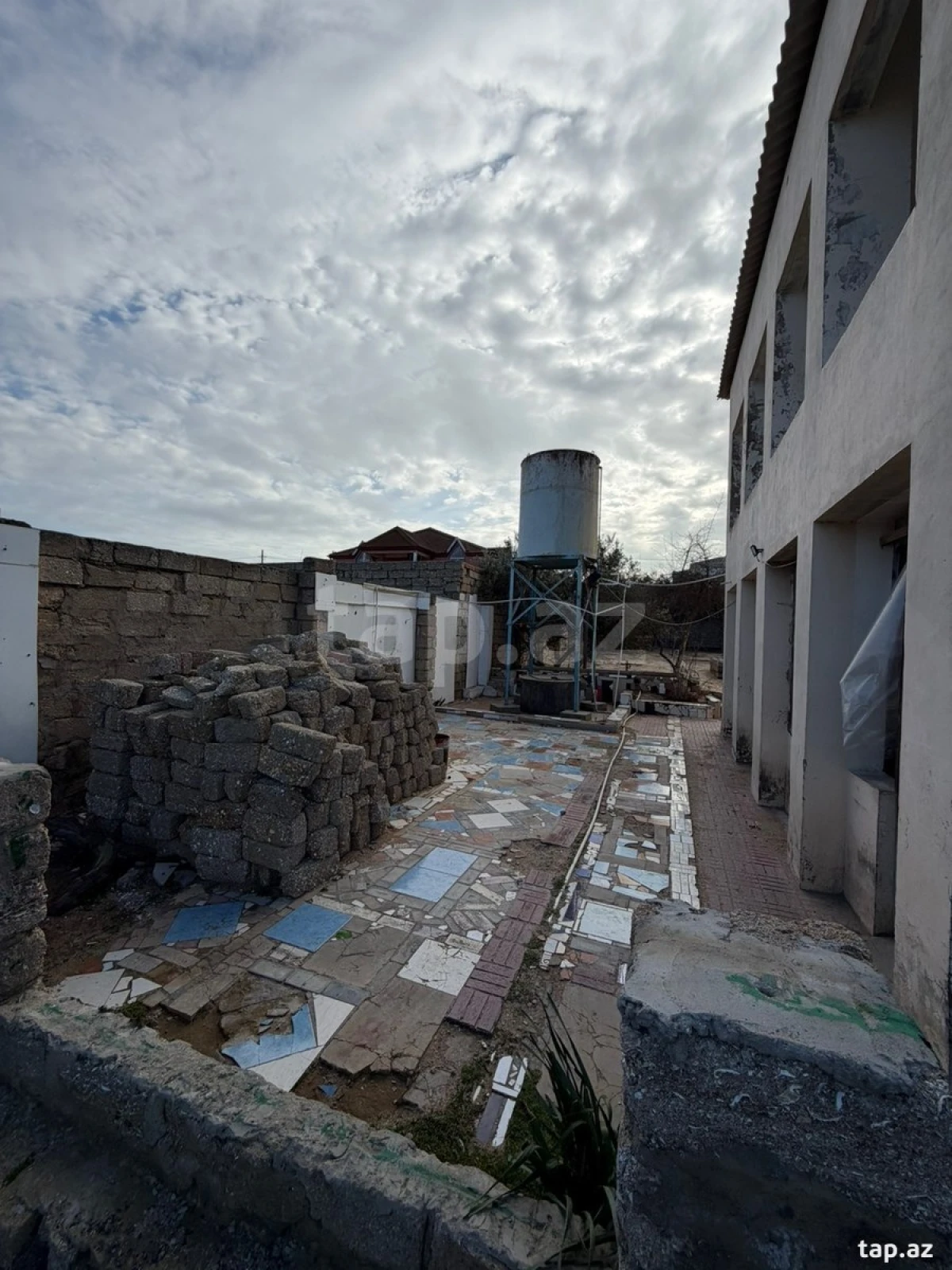 Satılır 5 otaqlı həyət evi