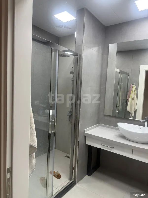 Kirayə verilir 3 otaqlı yeni tikili 137 m²