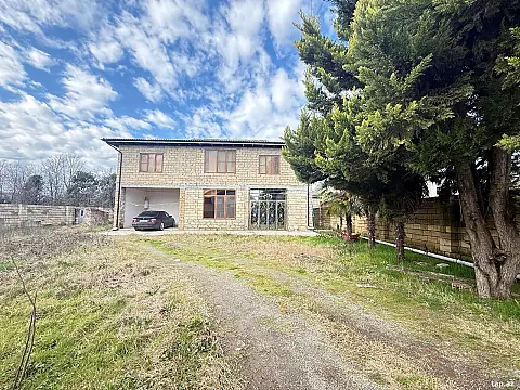 Satılır 8 otaqlı həyət evi
