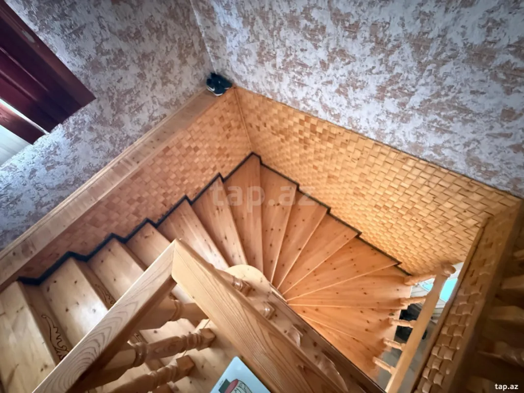 Satılır 8 otaqlı həyət evi