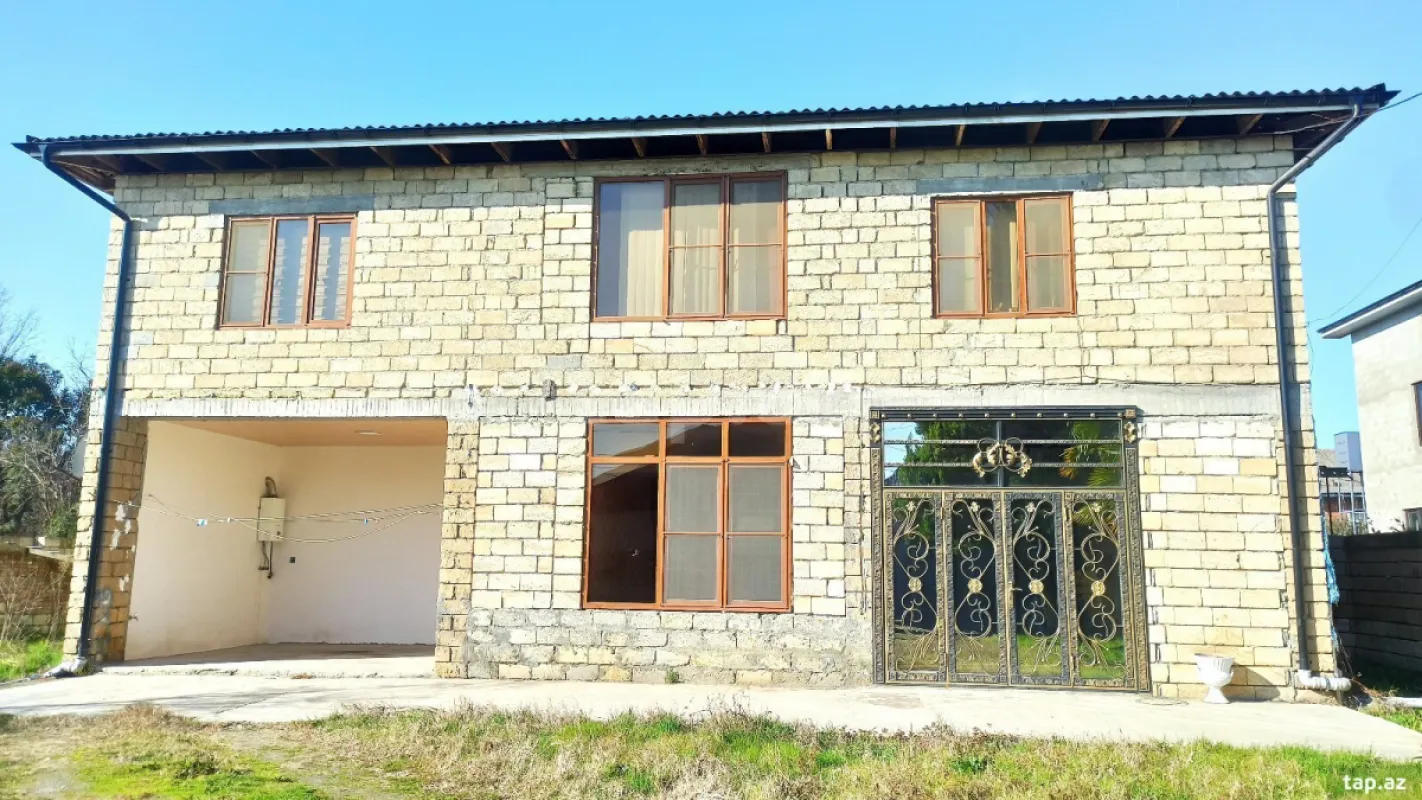 Satılır 8 otaqlı həyət evi