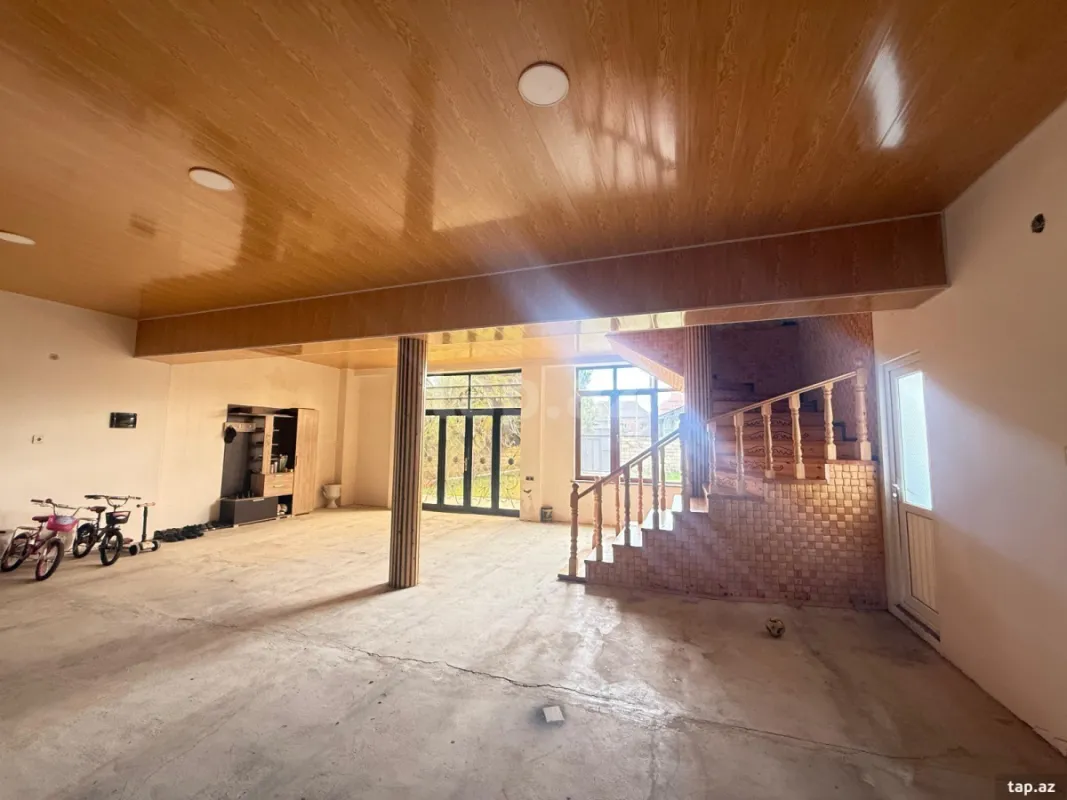 Satılır 8 otaqlı həyət evi