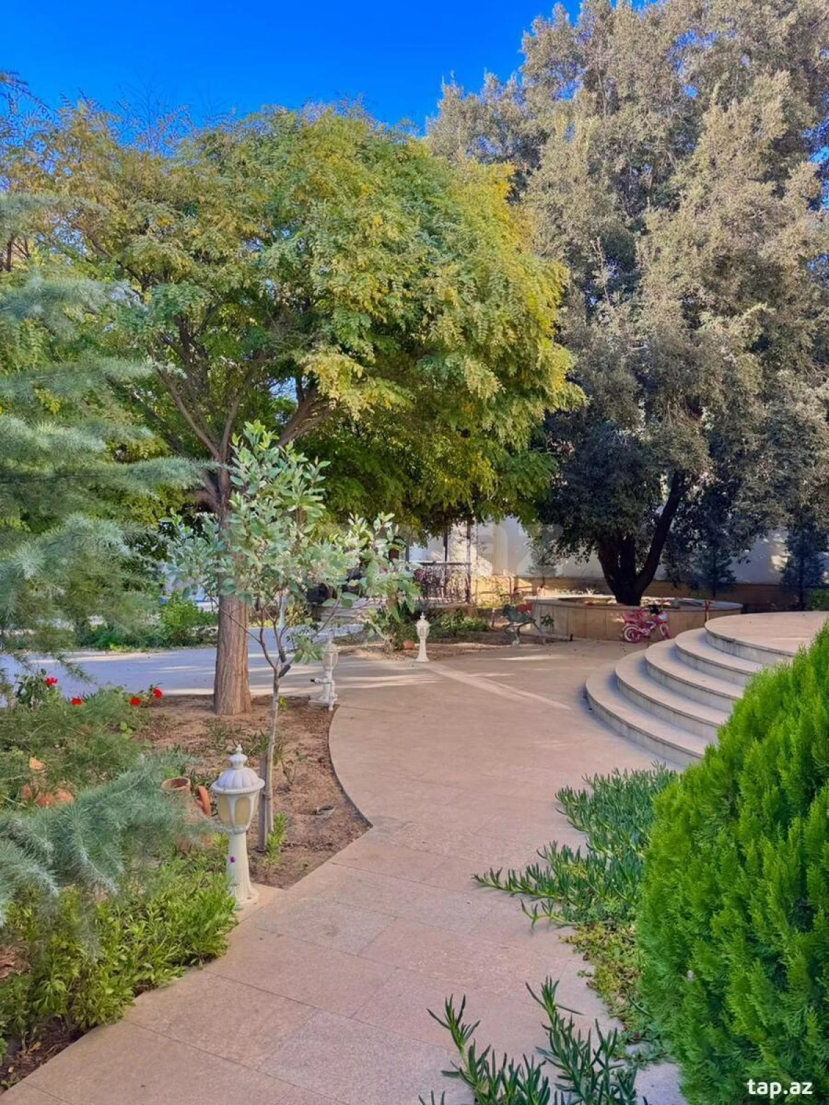 Satılır 6 otaqlı həyət evi