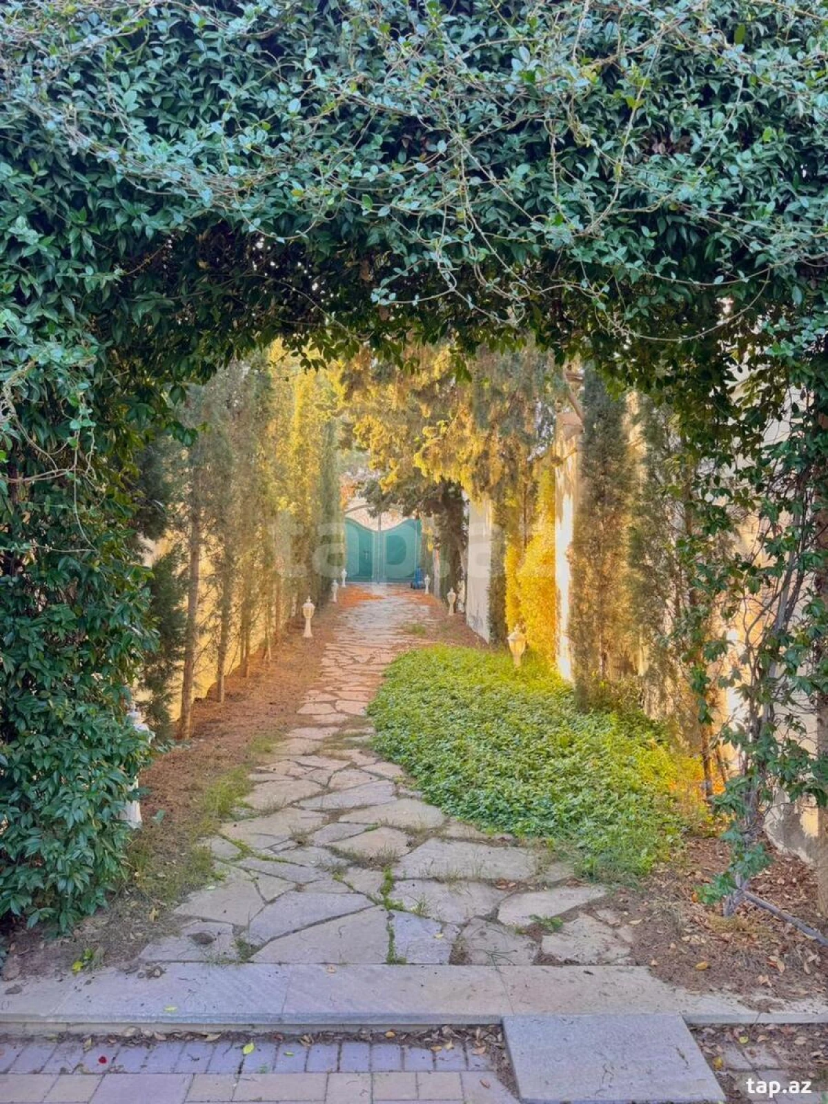 Satılır 6 otaqlı həyət evi