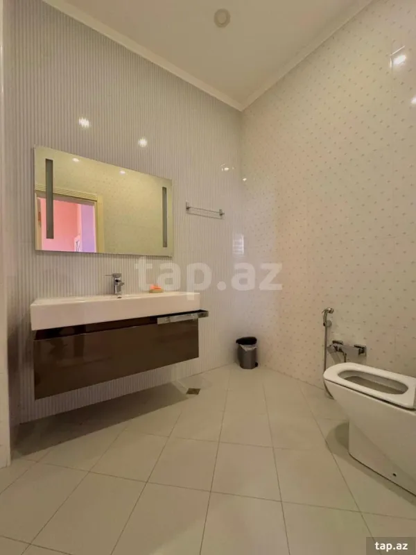 Satılır 6 otaqlı həyət evi